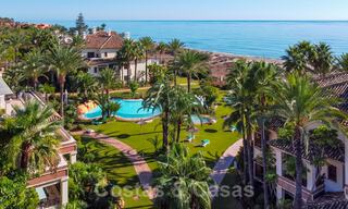 Vente d'un élégant penthouse en front de mer de style méditerranéen avec vue sur la mer à Los Monteros, Marbella 38096 