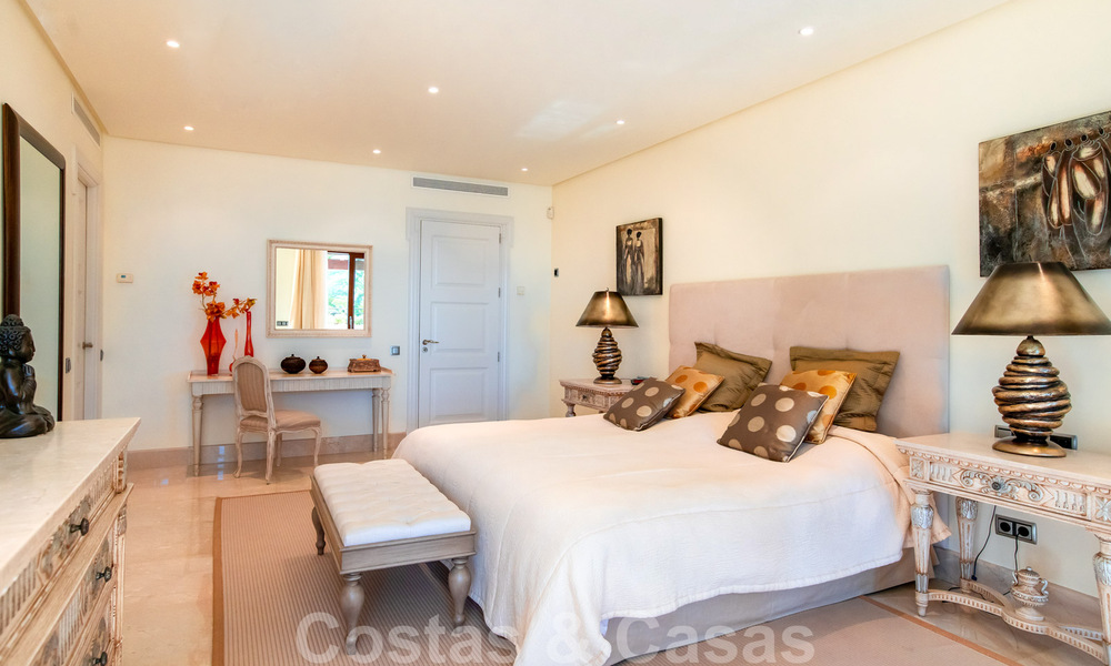 Vente d'un élégant penthouse en front de mer de style méditerranéen avec vue sur la mer à Los Monteros, Marbella 38097