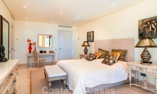 Vente d'un élégant penthouse en front de mer de style méditerranéen avec vue sur la mer à Los Monteros, Marbella 38097 