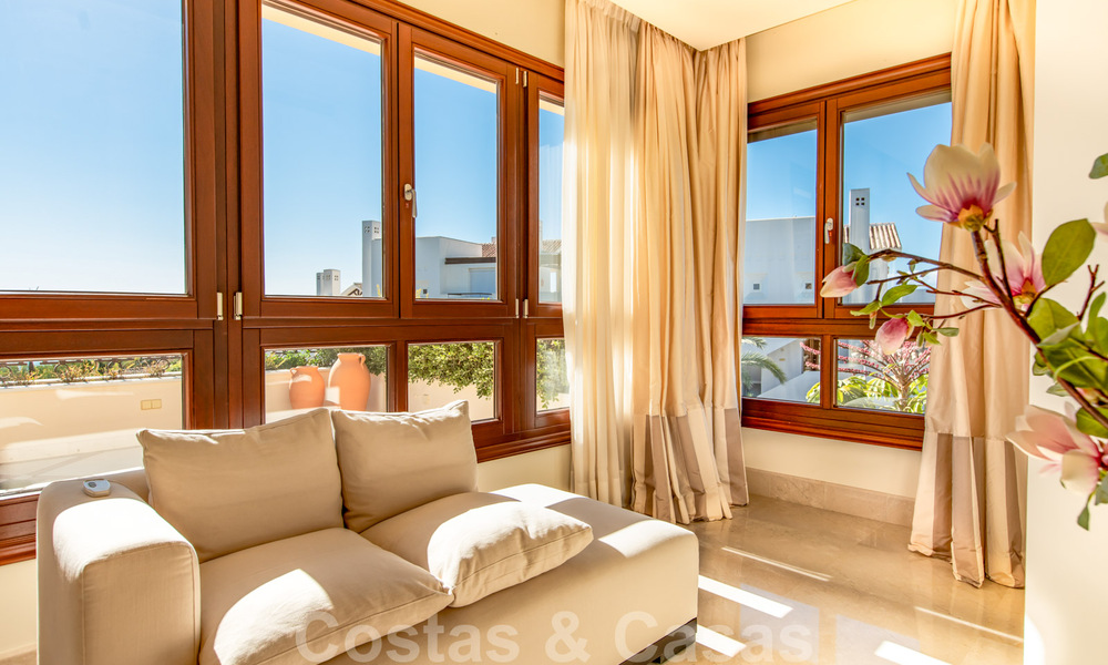 Vente d'un élégant penthouse en front de mer de style méditerranéen avec vue sur la mer à Los Monteros, Marbella 38098