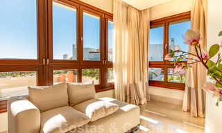 Vente d'un élégant penthouse en front de mer de style méditerranéen avec vue sur la mer à Los Monteros, Marbella 38098 