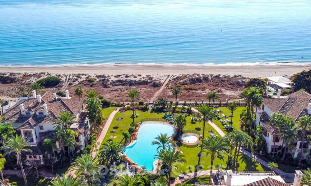 Vente d'un élégant penthouse en front de mer de style méditerranéen avec vue sur la mer à Los Monteros, Marbella 38099