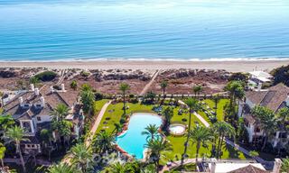 Vente d'un élégant penthouse en front de mer de style méditerranéen avec vue sur la mer à Los Monteros, Marbella 38099 