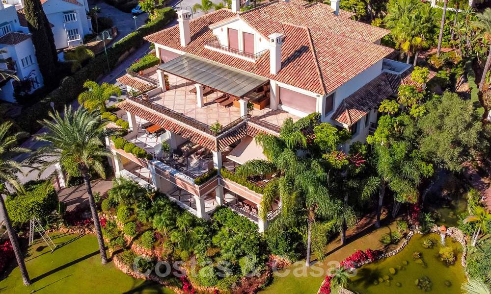 Vente d'un élégant penthouse en front de mer de style méditerranéen avec vue sur la mer à Los Monteros, Marbella 38101