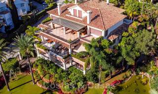 Vente d'un élégant penthouse en front de mer de style méditerranéen avec vue sur la mer à Los Monteros, Marbella 38101 