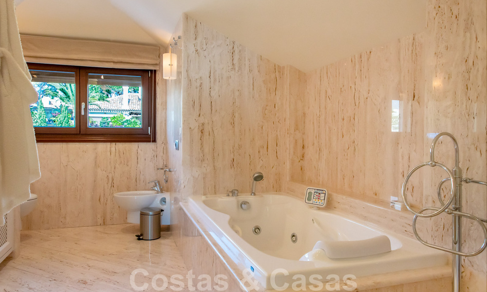 Vente d'un élégant penthouse en front de mer de style méditerranéen avec vue sur la mer à Los Monteros, Marbella 38102