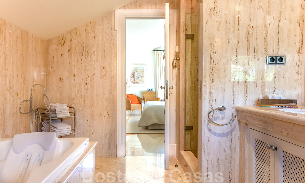 Vente d'un élégant penthouse en front de mer de style méditerranéen avec vue sur la mer à Los Monteros, Marbella 38103