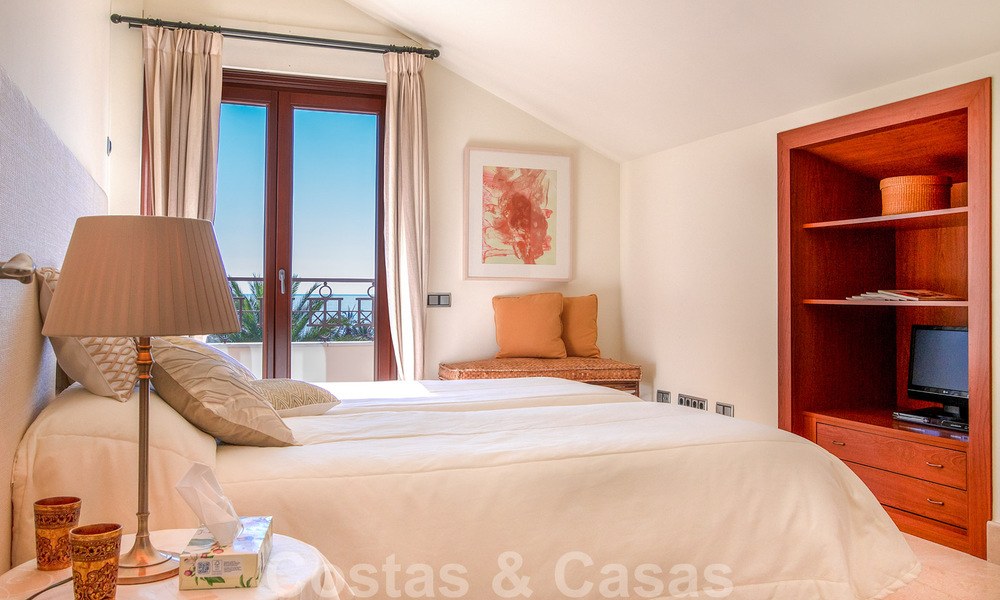 Vente d'un élégant penthouse en front de mer de style méditerranéen avec vue sur la mer à Los Monteros, Marbella 38104