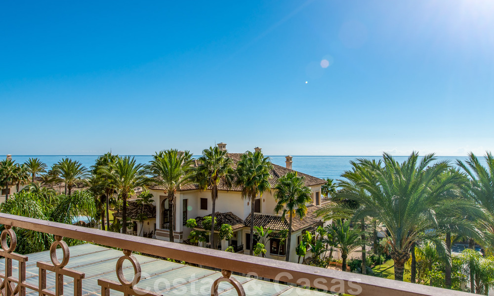 Vente d'un élégant penthouse en front de mer de style méditerranéen avec vue sur la mer à Los Monteros, Marbella 38105