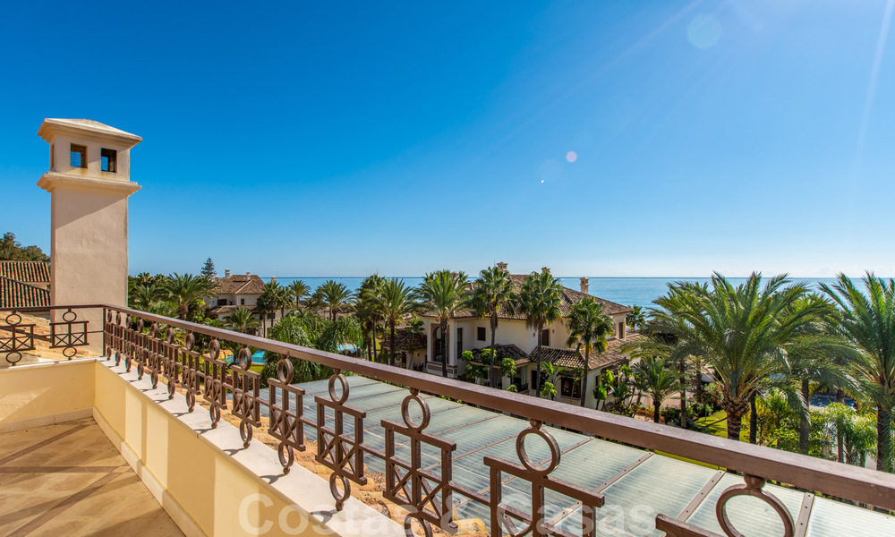 Vente d'un élégant penthouse en front de mer de style méditerranéen avec vue sur la mer à Los Monteros, Marbella 38106