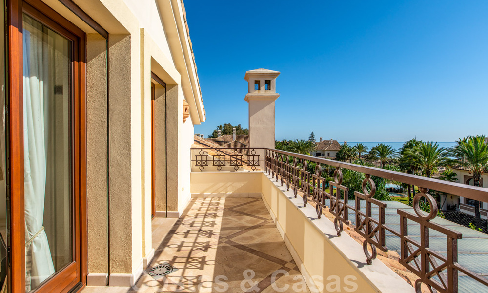 Vente d'un élégant penthouse en front de mer de style méditerranéen avec vue sur la mer à Los Monteros, Marbella 38107