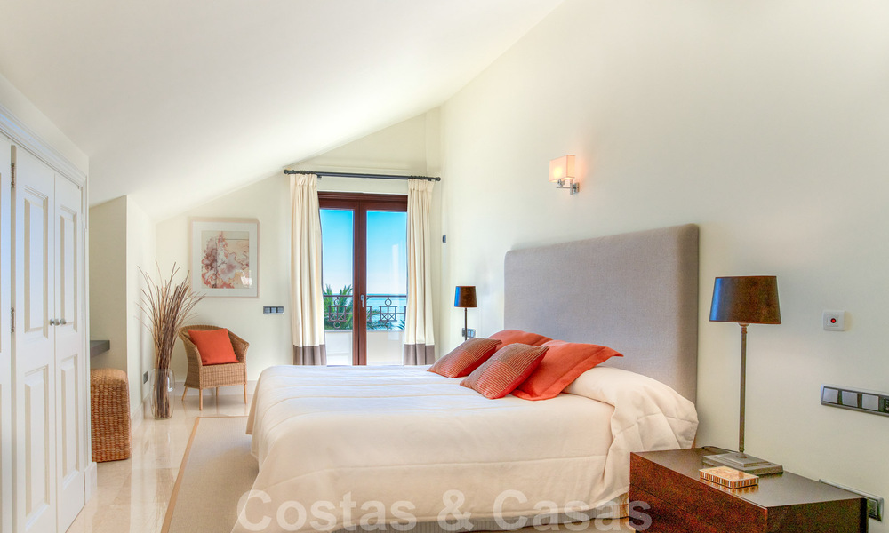 Vente d'un élégant penthouse en front de mer de style méditerranéen avec vue sur la mer à Los Monteros, Marbella 38108