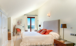 Vente d'un élégant penthouse en front de mer de style méditerranéen avec vue sur la mer à Los Monteros, Marbella 38108 