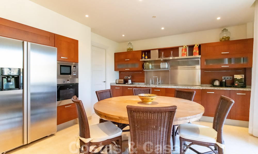 Vente d'un élégant penthouse en front de mer de style méditerranéen avec vue sur la mer à Los Monteros, Marbella 38109