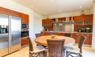 Vente d'un élégant penthouse en front de mer de style méditerranéen avec vue sur la mer à Los Monteros, Marbella 38109 