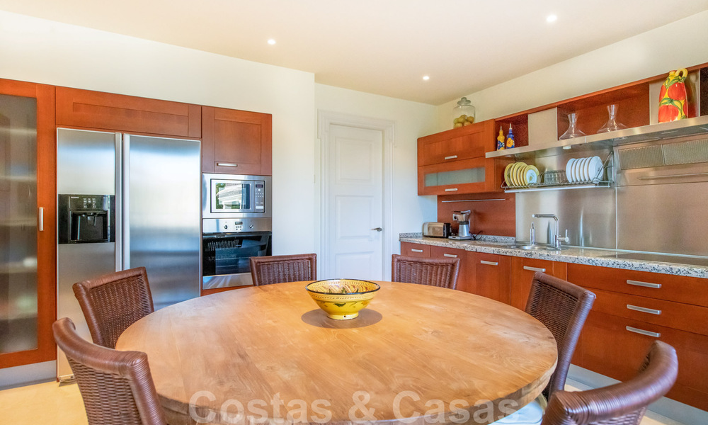 Vente d'un élégant penthouse en front de mer de style méditerranéen avec vue sur la mer à Los Monteros, Marbella 38110