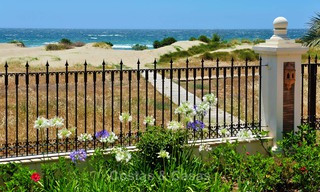 Vente d'un élégant penthouse en front de mer de style méditerranéen avec vue sur la mer à Los Monteros, Marbella 38112 