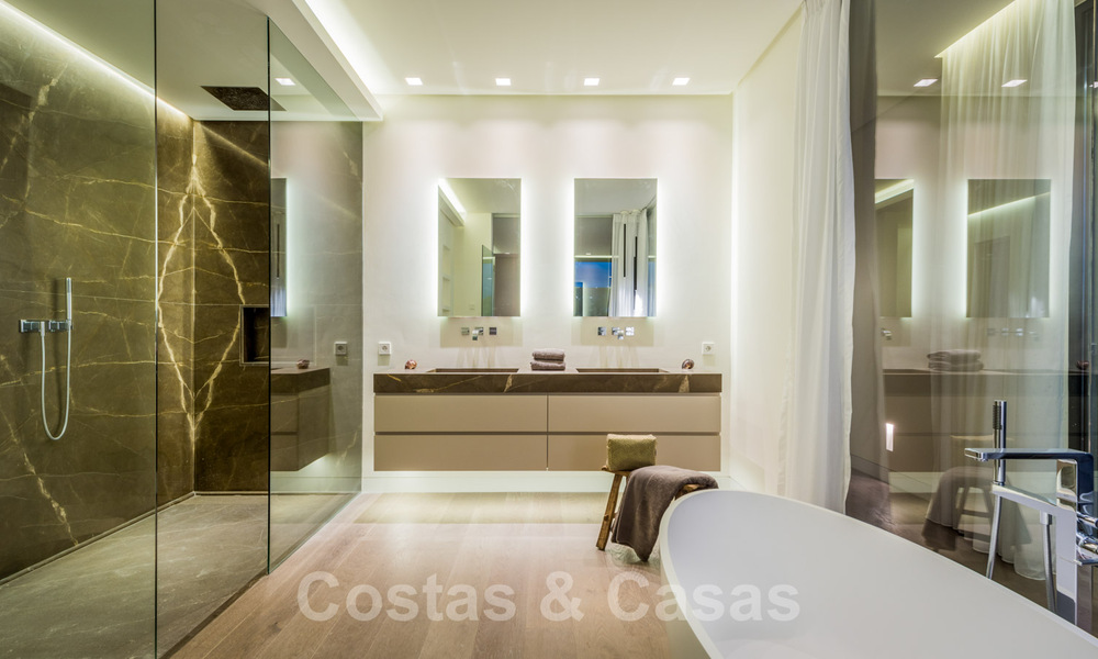 Villa design prête à être emménagée, avec vue magnifique sur le golf, dans une zone de golf prestigieuse à Benahavis - Marbella 38121