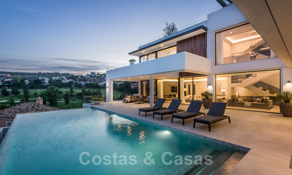 Villa design prête à être emménagée, avec vue magnifique sur le golf, dans une zone de golf prestigieuse à Benahavis - Marbella 38152