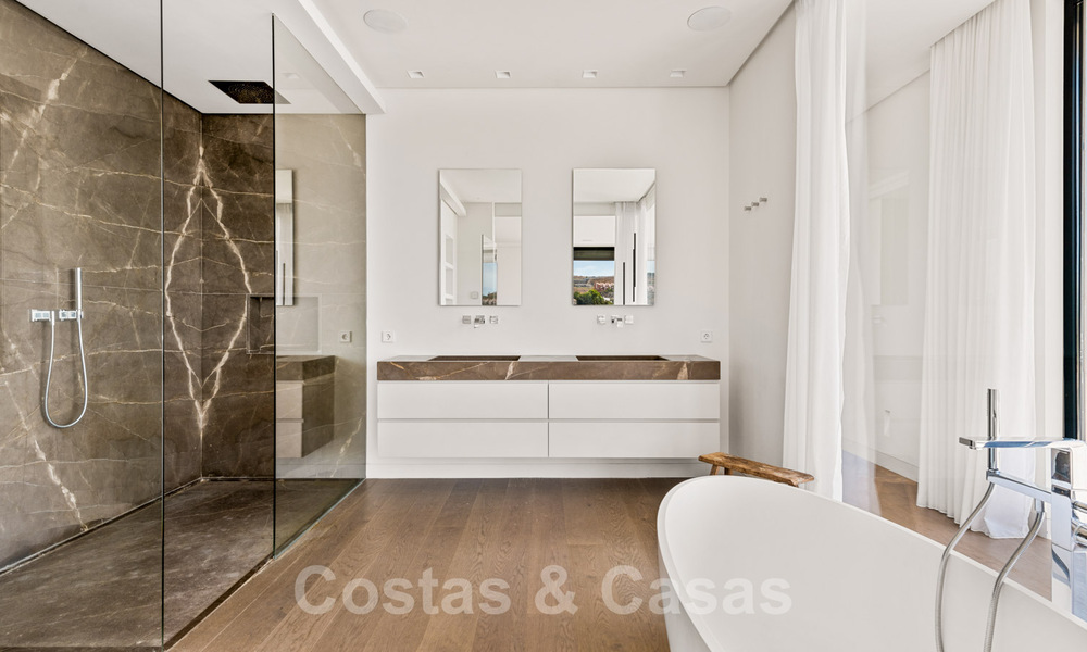 Villa design prête à être emménagée, avec vue magnifique sur le golf, dans une zone de golf prestigieuse à Benahavis - Marbella 38160