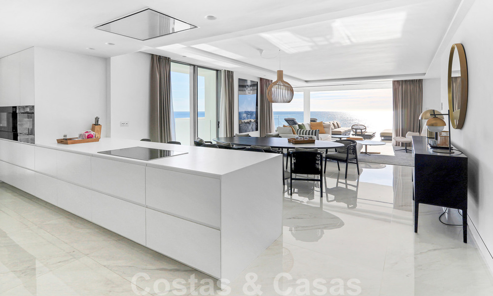 Appartement moderne et prêt à emménager à vendre, en première ligne de plage, avec vue sur la mer, entre Marbella et Estepona 38420