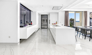 Appartement moderne et prêt à emménager à vendre, en première ligne de plage, avec vue sur la mer, entre Marbella et Estepona 38426 