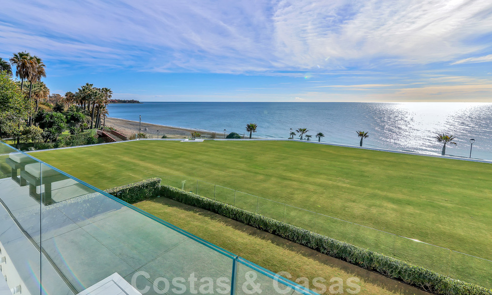 Appartement moderne et prêt à emménager à vendre, en première ligne de plage, avec vue sur la mer, entre Marbella et Estepona 38440