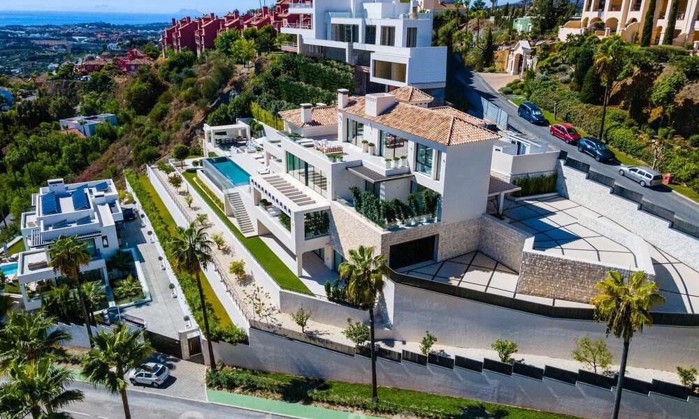 Prête à emménager, nouvelle villa de luxe à vendre avec vue panoramique sur la mer, dans un complexe de golf prestigieux à Benahavis - Marbella 38560