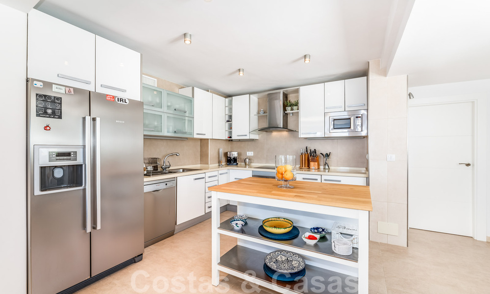 Maison élégante et exceptionnelle situé en deuxième ligne de plage à vendre avec vue sur la mer dans un quartier privé sur le Golden Mile à Marbella 38598