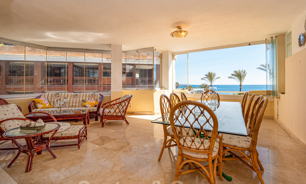 Appartement authentique en première ligne de plage à vendre, avec vue sur la mer, à deux pas de Puerto Banus à Marbella 38620