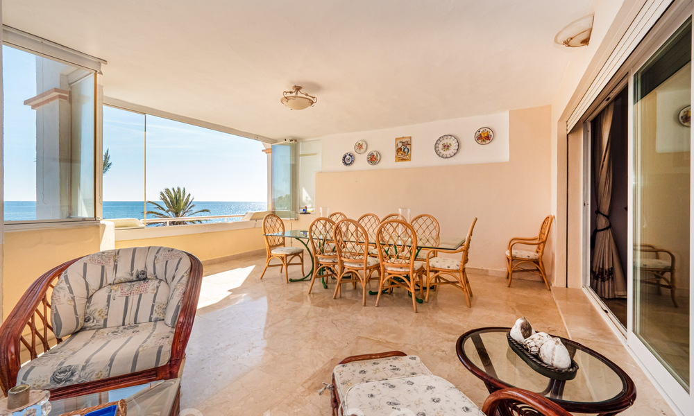 Appartement authentique en première ligne de plage à vendre, avec vue sur la mer, à deux pas de Puerto Banus à Marbella 38624
