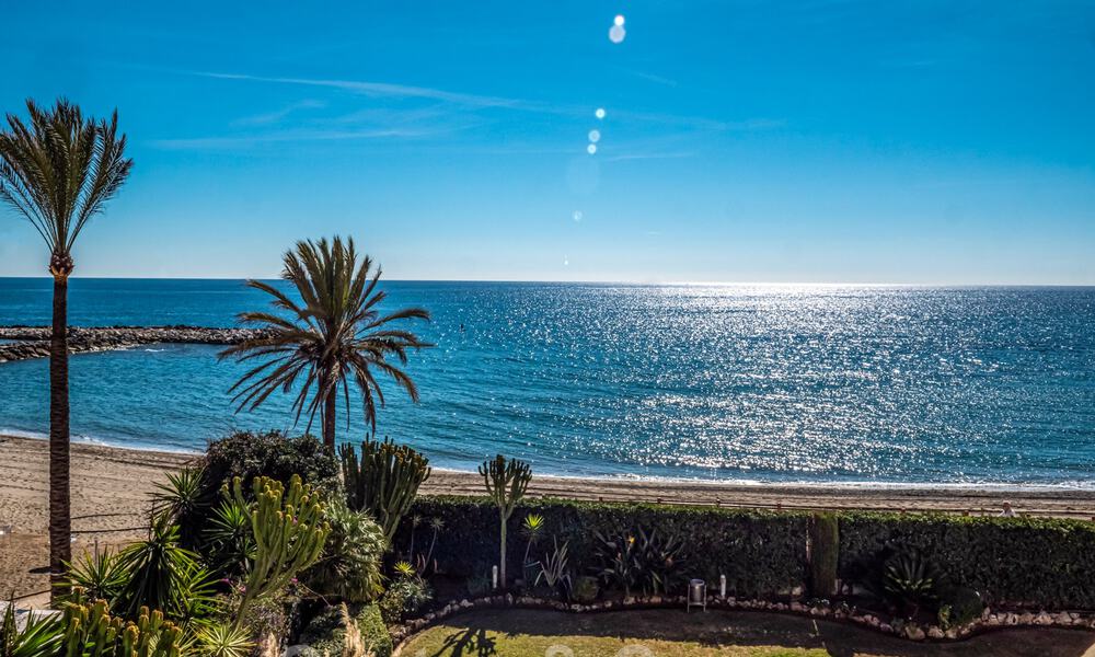 Appartement authentique en première ligne de plage à vendre, avec vue sur la mer, à deux pas de Puerto Banus à Marbella 38625