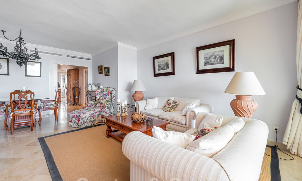 Appartement authentique en première ligne de plage à vendre, avec vue sur la mer, à deux pas de Puerto Banus à Marbella 38627