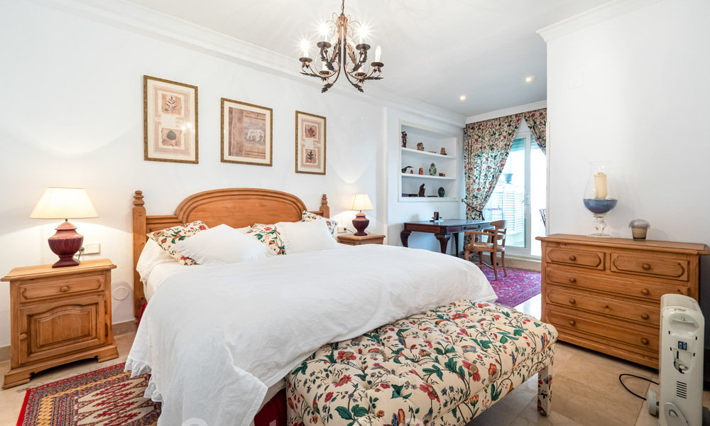 Appartement authentique en première ligne de plage à vendre, avec vue sur la mer, à deux pas de Puerto Banus à Marbella 38630