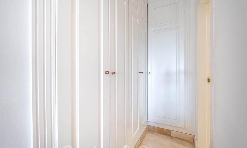 Appartement authentique en première ligne de plage à vendre, avec vue sur la mer, à deux pas de Puerto Banus à Marbella 38631