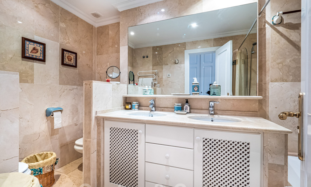 Appartement authentique en première ligne de plage à vendre, avec vue sur la mer, à deux pas de Puerto Banus à Marbella 38632