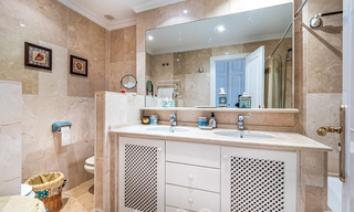 Appartement authentique en première ligne de plage à vendre, avec vue sur la mer, à deux pas de Puerto Banus à Marbella 38632 