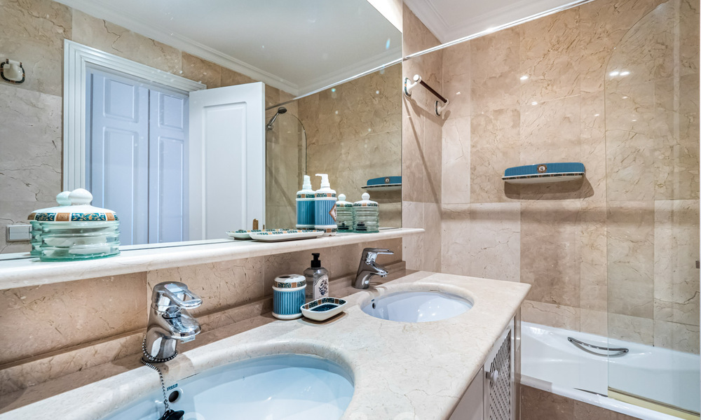 Appartement authentique en première ligne de plage à vendre, avec vue sur la mer, à deux pas de Puerto Banus à Marbella 38633