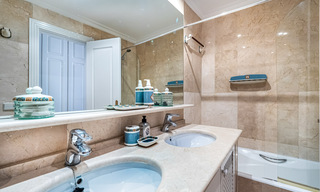 Appartement authentique en première ligne de plage à vendre, avec vue sur la mer, à deux pas de Puerto Banus à Marbella 38633 