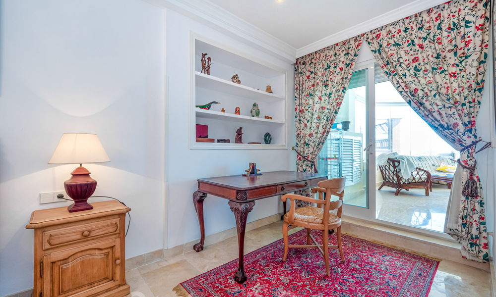 Appartement authentique en première ligne de plage à vendre, avec vue sur la mer, à deux pas de Puerto Banus à Marbella 38634