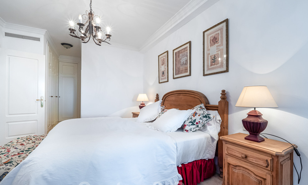 Appartement authentique en première ligne de plage à vendre, avec vue sur la mer, à deux pas de Puerto Banus à Marbella 38635