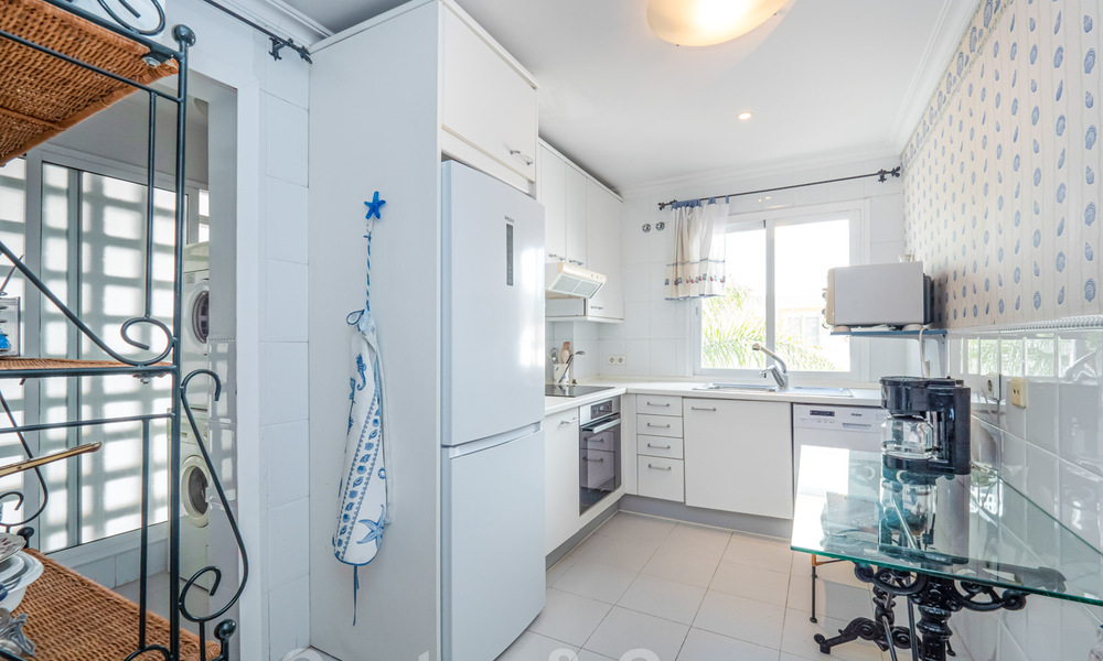 Appartement authentique en première ligne de plage à vendre, avec vue sur la mer, à deux pas de Puerto Banus à Marbella 38637