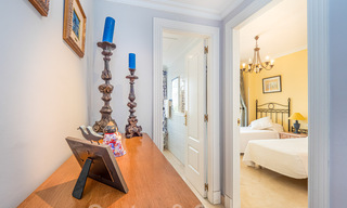 Appartement authentique en première ligne de plage à vendre, avec vue sur la mer, à deux pas de Puerto Banus à Marbella 38641 