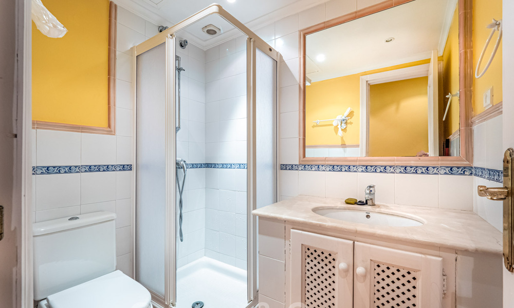 Appartement authentique en première ligne de plage à vendre, avec vue sur la mer, à deux pas de Puerto Banus à Marbella 38649