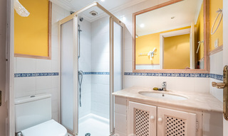 Appartement authentique en première ligne de plage à vendre, avec vue sur la mer, à deux pas de Puerto Banus à Marbella 38649 