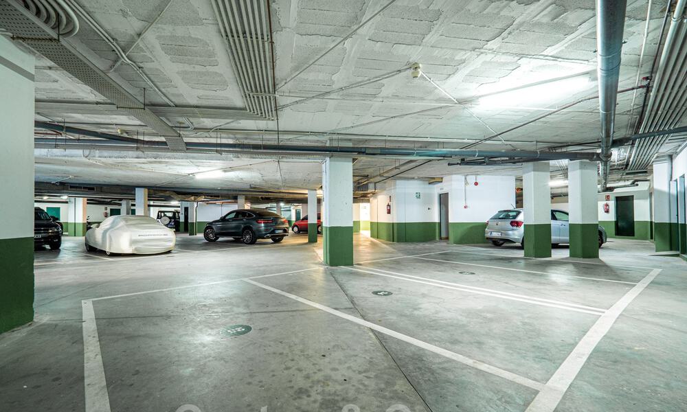 Appartement authentique en première ligne de plage à vendre, avec vue sur la mer, à deux pas de Puerto Banus à Marbella 38650