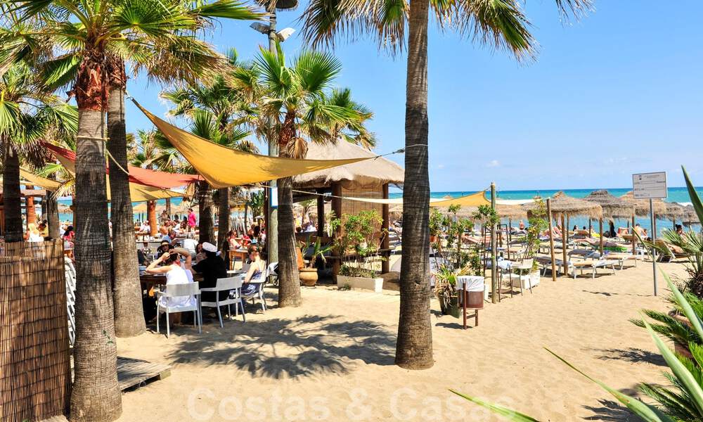 Appartement authentique en première ligne de plage à vendre, avec vue sur la mer, à deux pas de Puerto Banus à Marbella 38662