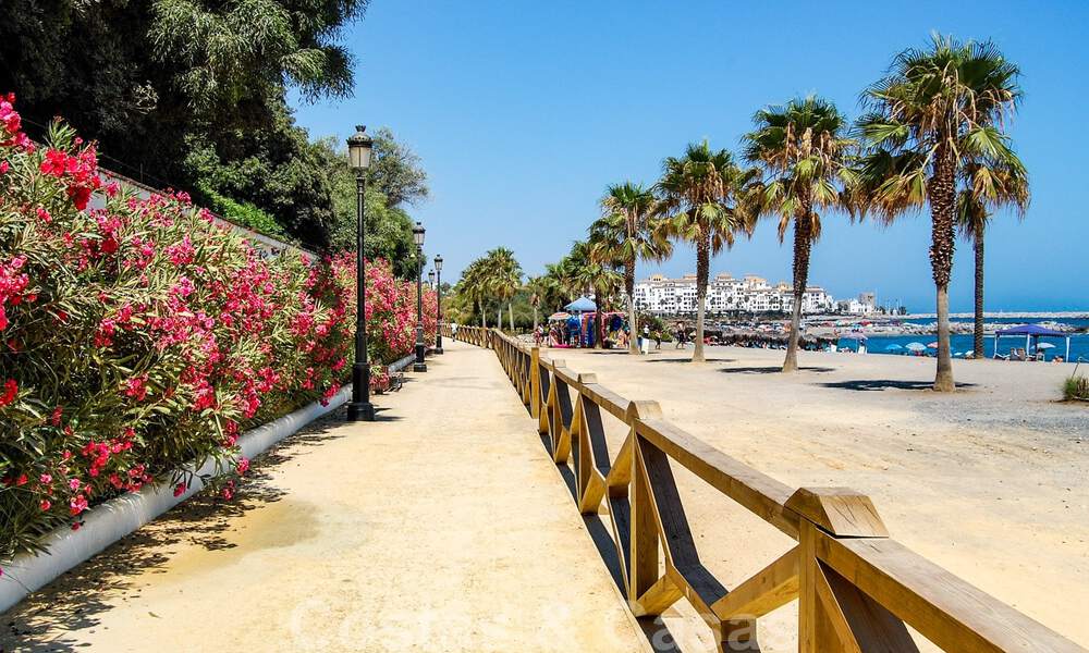 Appartement authentique en première ligne de plage à vendre, avec vue sur la mer, à deux pas de Puerto Banus à Marbella 38665