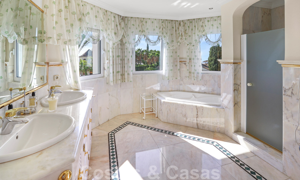 Villa de luxe à vendre dans un style espagnol classique, avec vue panoramique sur la mer à Benahavis - Marbella 38734