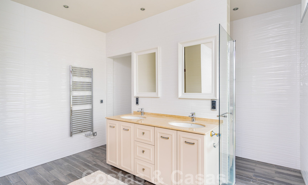 Élégante villa espagnole de luxe à vendre sur un grand terrain à Mijas, Costa del Sol 38950